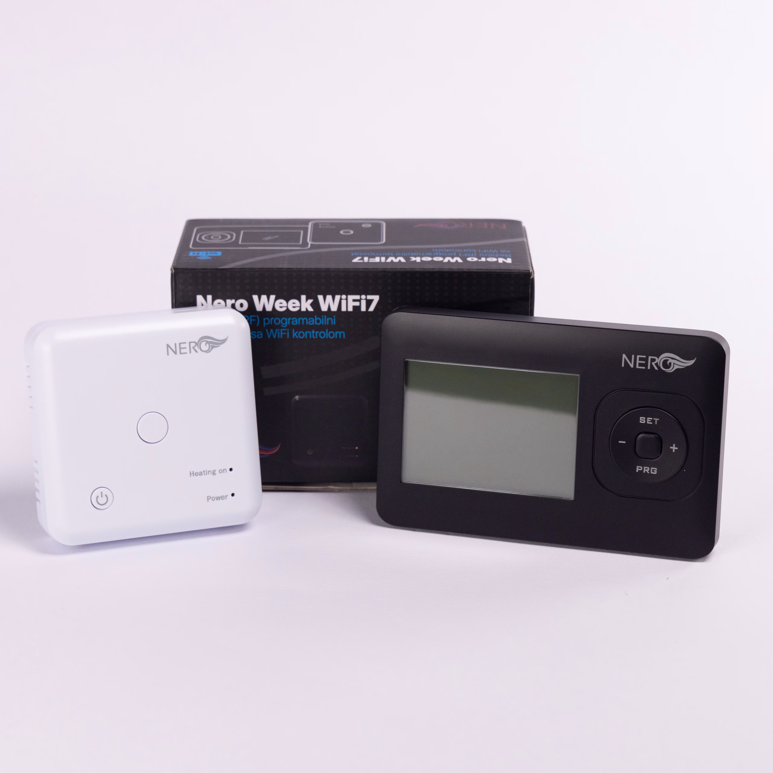 Nero WiFi termostat paket sa uređajem i kutijom.