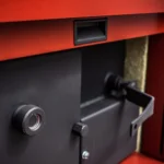 Detalj grejne peći, crvena i crna boja.