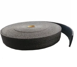 Diletaciona traka za podno grejanje od elastične PE pene sa samolepljivim slojem, postavljena uz zid radi zaštite estriha i zvučne izolacije.