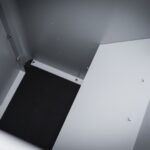 Unutrašnjost metalne kutije sa vijcima.