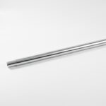 Srebrna metalna cev na beloj pozadini