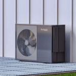 Spoljna jedinica klima uređaja pored zida kuće.