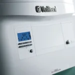 Vaillant ecoTEC bojler sa kontrolnim ekranom.