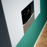 Moderni termostat na zidu sa ekranom