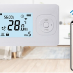 Pametni termostat povezan sa mobilnim telefonom.